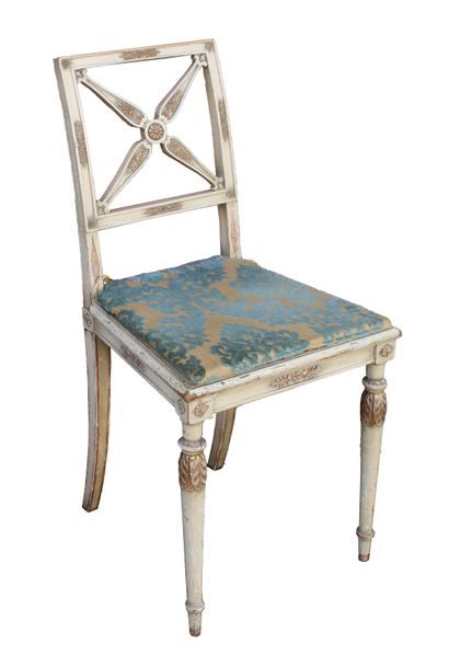 null Chaise Directoire en bois sculpté rechampi crème à décor de fleurettes et feuilles...