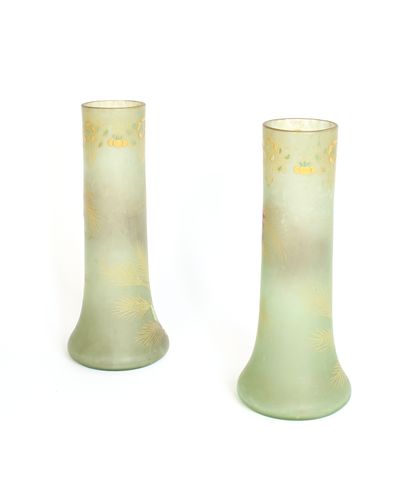 null TRAVAIL VERS 1900

Paire de vases en verre teinté à base évasée et haut col...