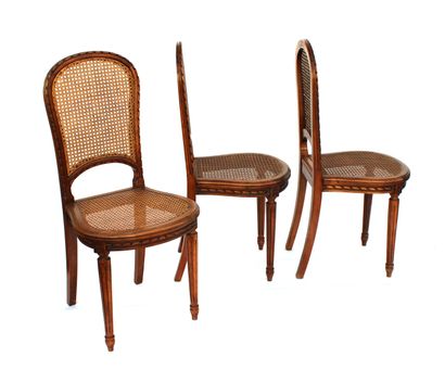 null Suite de six chaises de Style Louis XVI en bois sculpté à décor de rubans et...