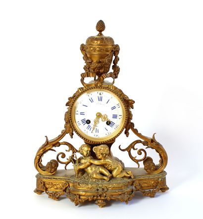 null Pendule de cheminée en bronze ciselé et doré de style Louis XVI à décor de putti,...