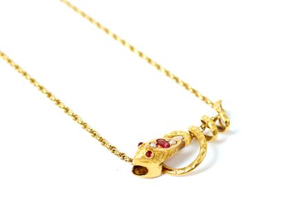 null Chain with its pendant in yellow gold 18K (750 thousandths) with decoration...