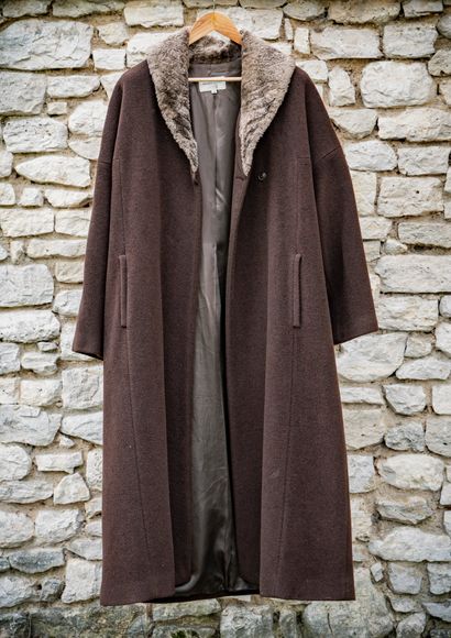 null ARMAND VENTILO

Wool coat, silk lining, size 38