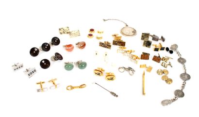 null Lot of costume jewelry for men composed of : 

- Seventeen pairs of cufflinks

-...