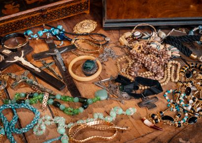 null Lot de bijoux fantaisie dans un coffret en acajou comprenant colliers, bracelets,...