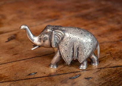 null INDIA, elephant figurine in chased silver

H. 4,2 cm

Gross weight : 124 g.