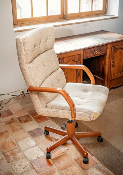 null Typist's chair, woolen seat

H. 116 cm, wear and tear