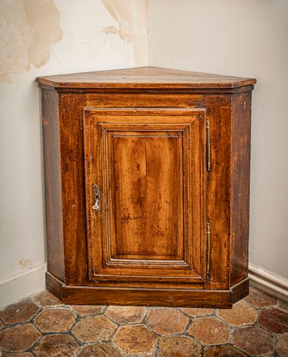null Molded walnut corner cabinet, it opens on the right with a leaf

18th century,...