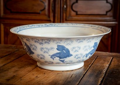 null JAPON, vasque en porcelaine à décor tournant de carpes

Diam. 40 cm