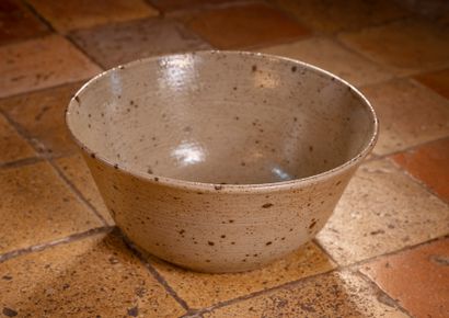 null 
Salad bowl in speckled stoneware, monogrammed "LN" under the base




Diam....