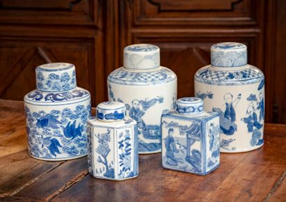 null CHINA

Suite of five covered porcelain pots with white/blue decoration

H. between...