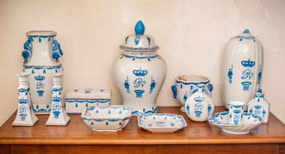 null CHINA in the taste of the East India Company

Set of porcelain pieces with blue...