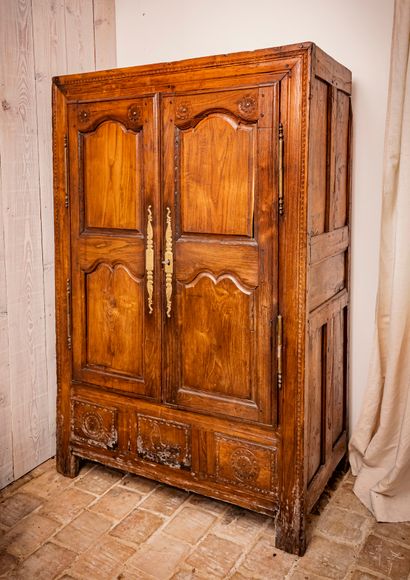 null Armoire basse en châtaignier mouluré et sculpté agrémenté de rosaces centrées...