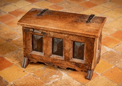 null Small chest in resinous wood opening by a lid with three facetted panels

18th...