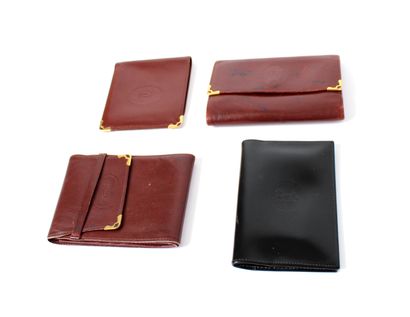 null CARTIER and CÉLINE

Two wallets and a purse in burgundy box signed CARTIER

A...
