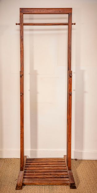 null Valet penderie en bois exotique

H. 180 cm