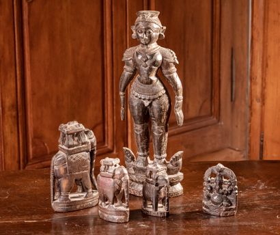 null ASIE DU SUD-EST

Figurines en bois sculpté comprenant trois éléphants et deux...