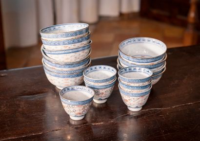 null CHINE

Partie de service à thé comprenant six tasses et onze bols (Diam. 11...
