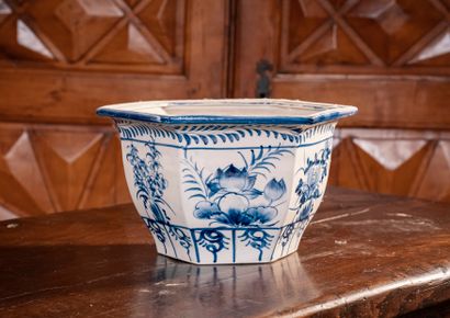 null Hexagonal earthenware cover-pot in the Delft taste with white/blue decoration...