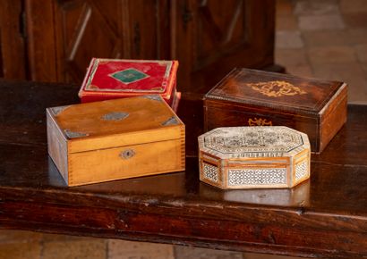 null Suite of four jewelry boxes in wood, marquetry or leather

L. of the largest...