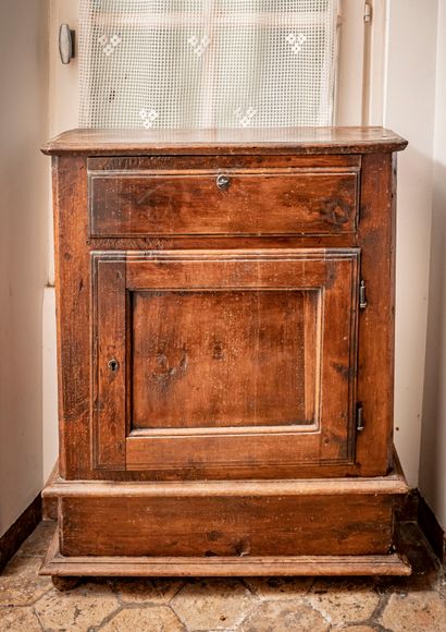null Small piece of furniture in oak opening by a drawer and a leaf, old elements

L....