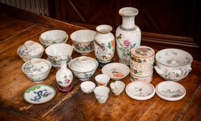 null CHINA

Set of nineteen porcelain pieces with polychrome decorations including...