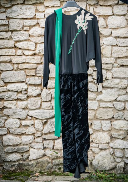 null ANONYMOUS

Evening dress with its scarf
