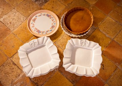 null Eight large quadrangular ceramic plates with white cover (33 x 33 cm)

Two pie...