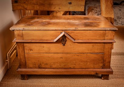 null Grain chest in cherry wood decorated with moldings (reported)

18th century

L....