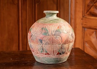 null Vase boule en terre cuite à décor polychrome d’oiseaux stylisés

H. 27 cm