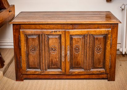 null Low sideboard in molded oak of rectangular form, it opens with two panelled...