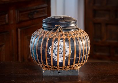 null JAPAN

Painted bamboo rice pot with peony and rattan decoration on a quadrangular...