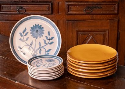 null Six ceramic plates with ochre background

Diam. 28,5 cm

Eight dessert plates...