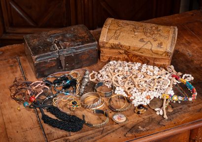 null Bijoux fantaisie répartis dans deux coffrets comprenant colliers, bracelets,...