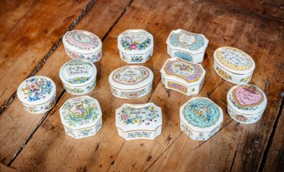 null Twelve porcelain music boxes with polychrome decoration

L. between 6 and 7,5...
