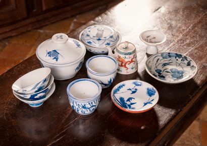null CHINE ou JAPON

Ensemble de pièces en porcelaine comprenant une théière, deux...