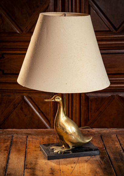 null Table lamp in gilded metal with its marble base, the shaft decorated with duck

H....