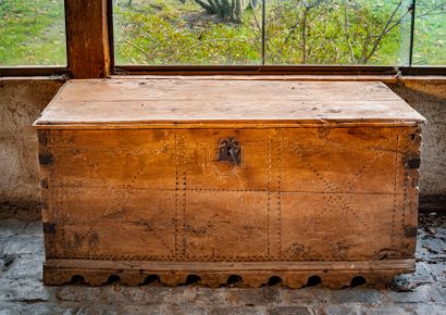 null Grain chest in walnut, the facade with stylized crosses and rosettes, the scrolled...