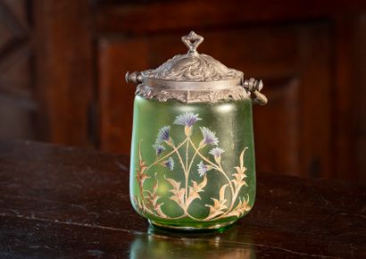 null Travail Lorrain, vers 1900

Pot couvert en verre teinté vert à décor émaillé...