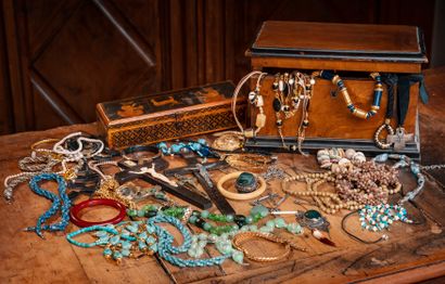 null Lot of costume jewelry in a mahogany box including necklaces, bracelets, pendants,...
