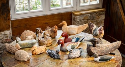 null Set of animal figurines in wood, ceramic, straw or rattan comprising sixteen...