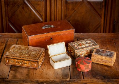 null Set of six boxes or chests in wood, straw marquetry, painted bone marquetry,...