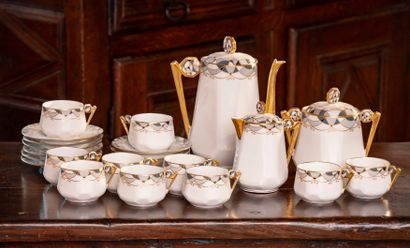 null LIMOGES - Chabrol Poirier

Coffee set in porcelain with Art Deco decoration...