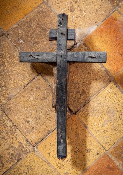 null Christ en croix en résineux sculpté représenté vivant, le périzonium noué sur...