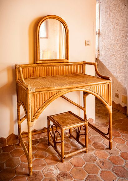 null 
Rattan dressing table

L. 86 x W. 44,5 x H. 135 cm

We joined a piece of sofa...