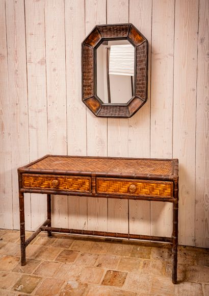 null Rattan console with two drawers in the belt

L. 122 x W. 46 x H. 77 cm