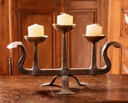 Candelabra with three lights in wrought iron

L....