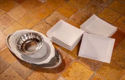 null Ensemble de vaisselle comprenant deux plats en métal, un en verre (L. 59 cm)...