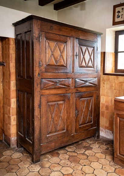 null High sideboard in molded oak with rhombus and lattice pattern, the lower and...