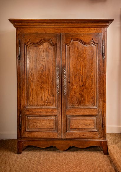Oak cabinet with two doors

W. 126 x H. 167...