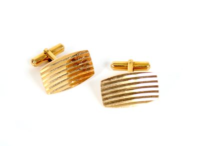 null Pair of cufflinks in yellow gold 18K (750 thousandths) of oblong form with decoration...